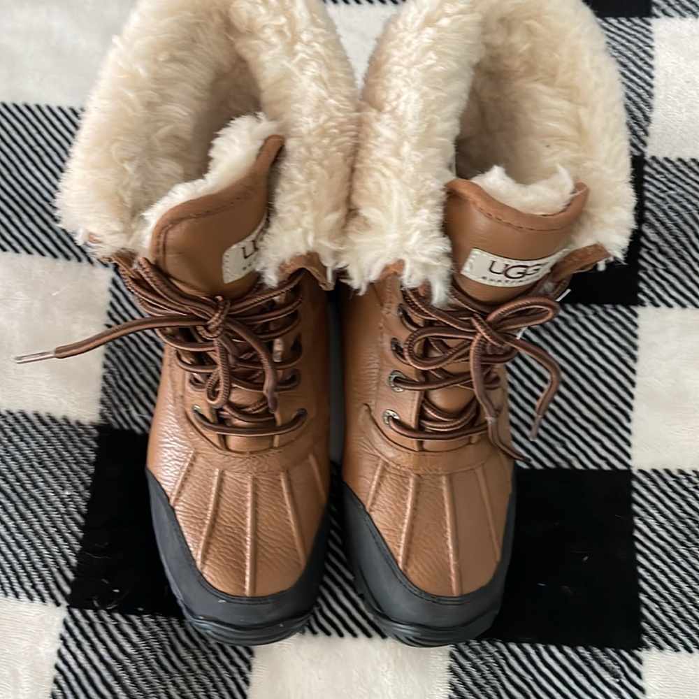 UGG Adirondack II Vibram boots 8